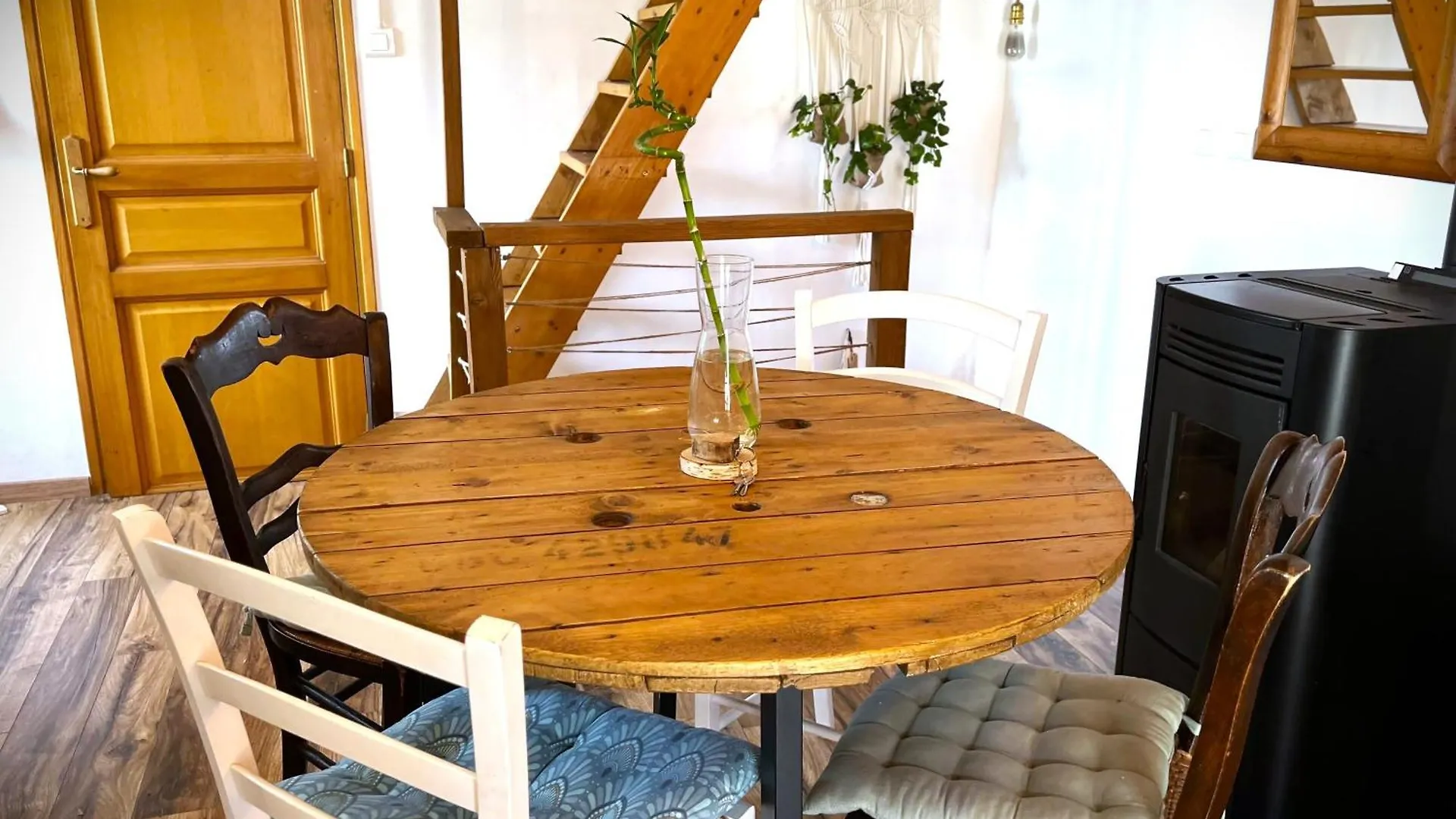 Апартаменты Cozy Mini House With Beautiful Views Эйглие 0*,  Франция