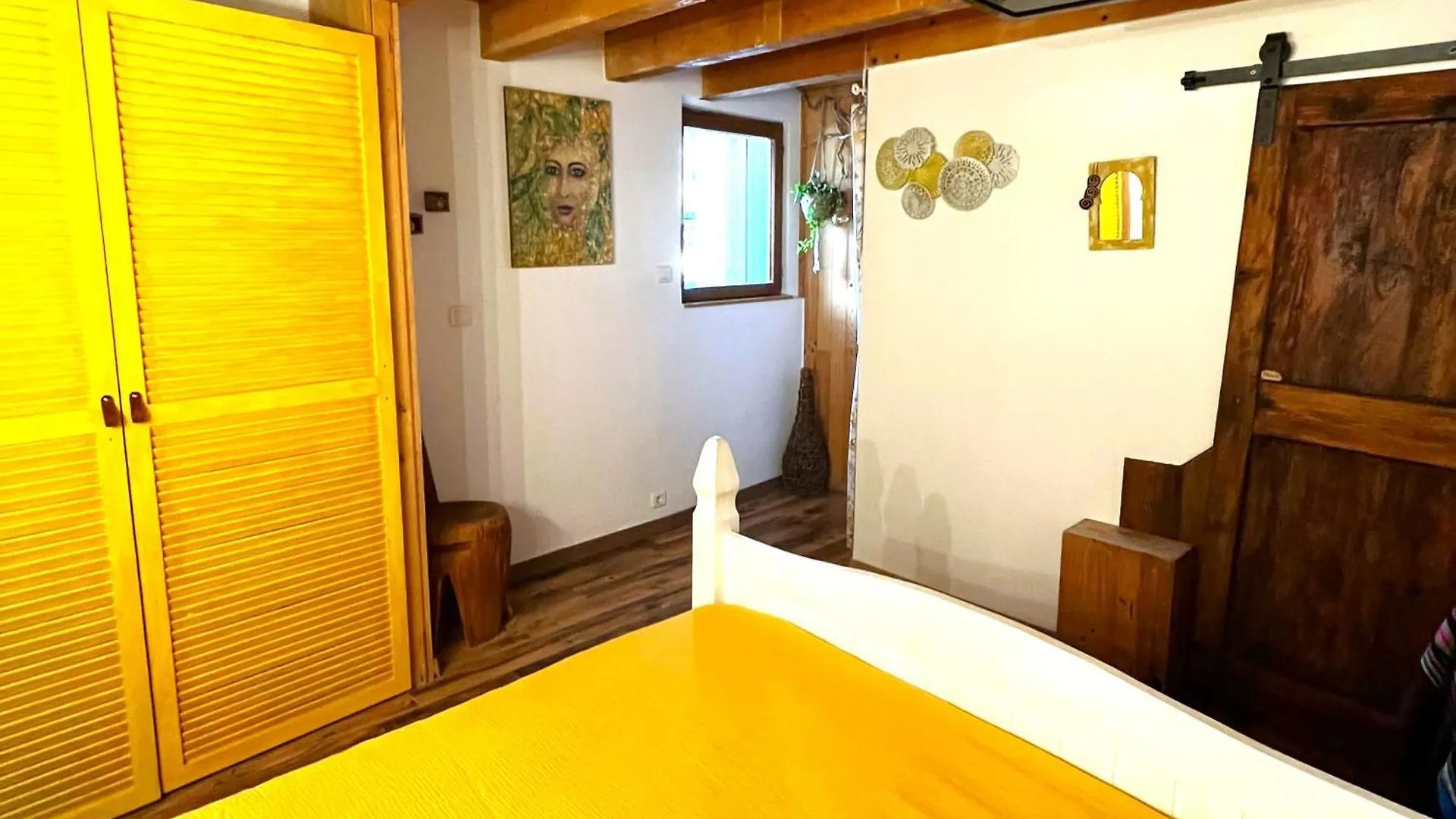 Апартаменты Cozy Mini House With Beautiful Views Эйглие 0*,